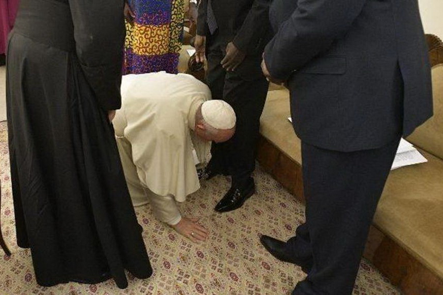 پاپ پای رهبران سودان را بوسید