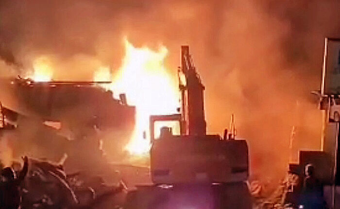 3 واحد مسکونی و تجاری در نوشهر در آتش سوخت