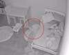 تصویرروحی که یک بچه را از تختخواب پایین می کشد