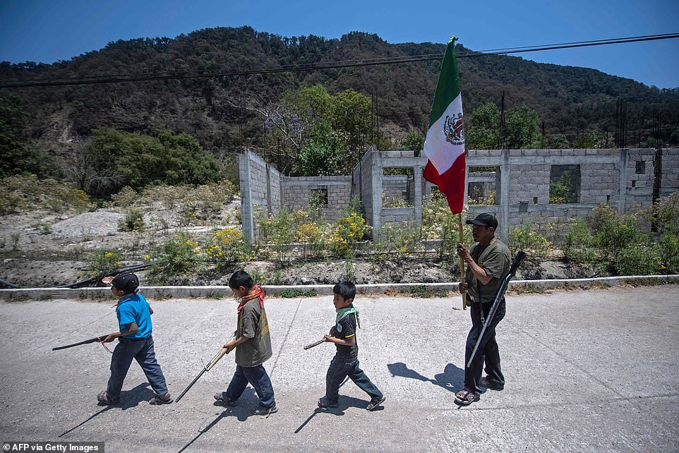 آموزش پسران 5 ساله مکزیکی برای مبارزه با قاچاقچیان+تصاویر
