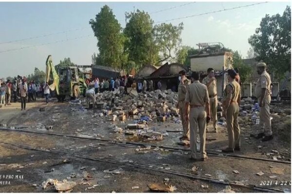دهها کشته و زخمی بر اثر تصادف قطار مسافری و کامیون در هند