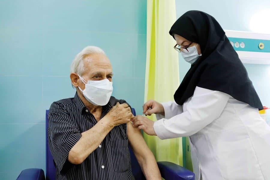 آغاز ثبت‌نام واکسیناسیون کرونا برای افراد ۶۵ سال به بالا/ ۶۵ ساله‌ها ثبت نام کنند