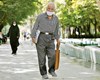 انتقاد تند کیهان از دولت روحانی به خاطر افزایش حقوق بازنشستگان