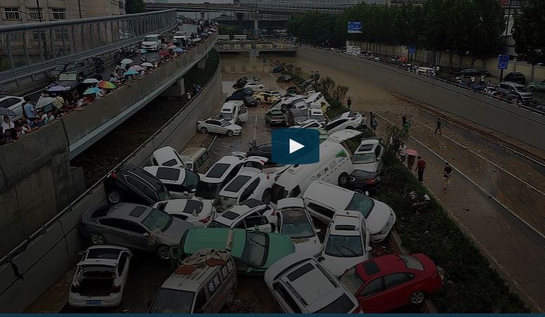 تصویری از شهر ژنگژو چین؛ سیلاب خودروها را به هم پیچاند