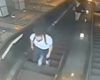 فیلم حمله به یک زن در پله برقی