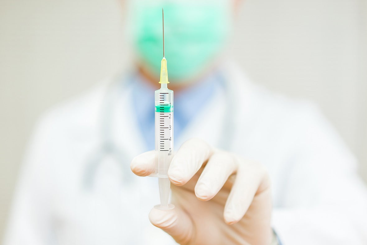 آیا همه افراد باید دوز سوم واکسن کرونا را بزنند؟