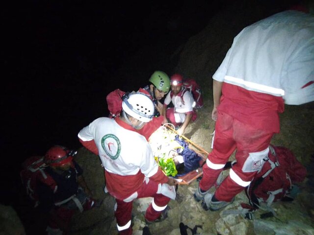 ۱۳ ساعت تلاش برای نجات فرد آسیب دیده در کوه های ماهان کرمان