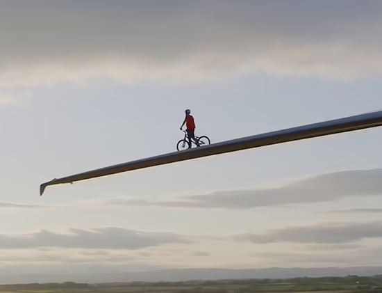 دوچرخه سواری روی توربین بادی برای توجه به تغییرات اقلیمی+فیلم