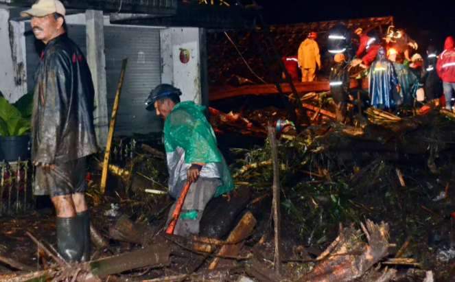 10 کشته دهها مفقود در پی سیلاب اندونزی