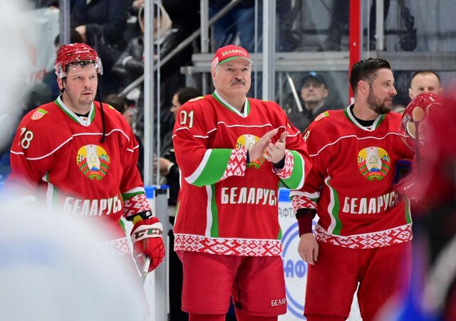 لوکاشنکو بی توجه به بحران مهاجران، هاکی روی یخ بازی کرد!