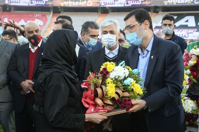 تجلیل از «شهدای مدافع سلامت» در شهرآورد تهران