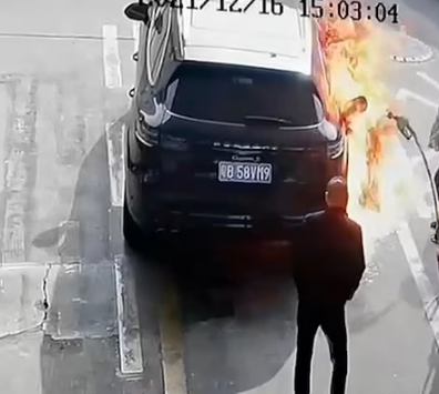 مرد جوان، زن پورشه سوار را به آتش کشید+فیلم