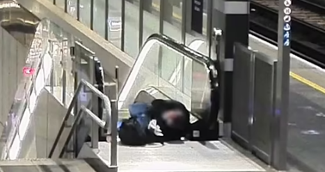 لحظه سقوط مردان مست از پله برقی مترو +فیلم