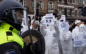   سگهای پلیس به جان معترضان قرنطینه هلندی افتادند+فیلم 