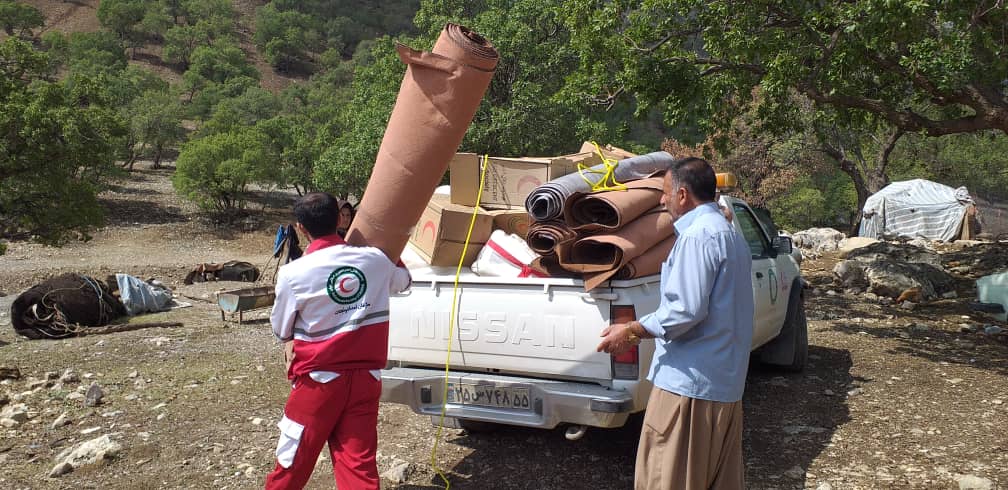 امداد رسانی به 15 خانوار منطقه عشایری آسیب دیده از سیل در سیروان