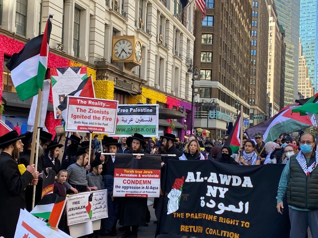 طنین فریاد آزادی قدس و اهتزار پرچم فلسطین توسط خاخام‌های ضد صهیونیسم در نیویورک