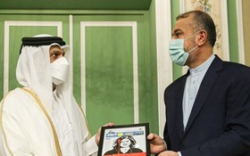   اهدای یک روزنامه توسط وزیرخارجه ایران به همتای قطری+ عکس