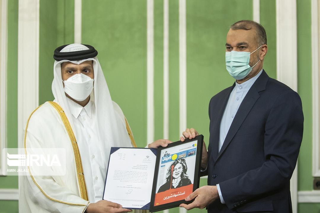اهدای یک روزنامه توسط وزیرخارجه ایران به همتای قطری+ عکس