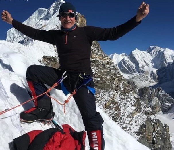 کوهنورد ۶۳ ساله ایرانی بام دنیا را فتح کرد