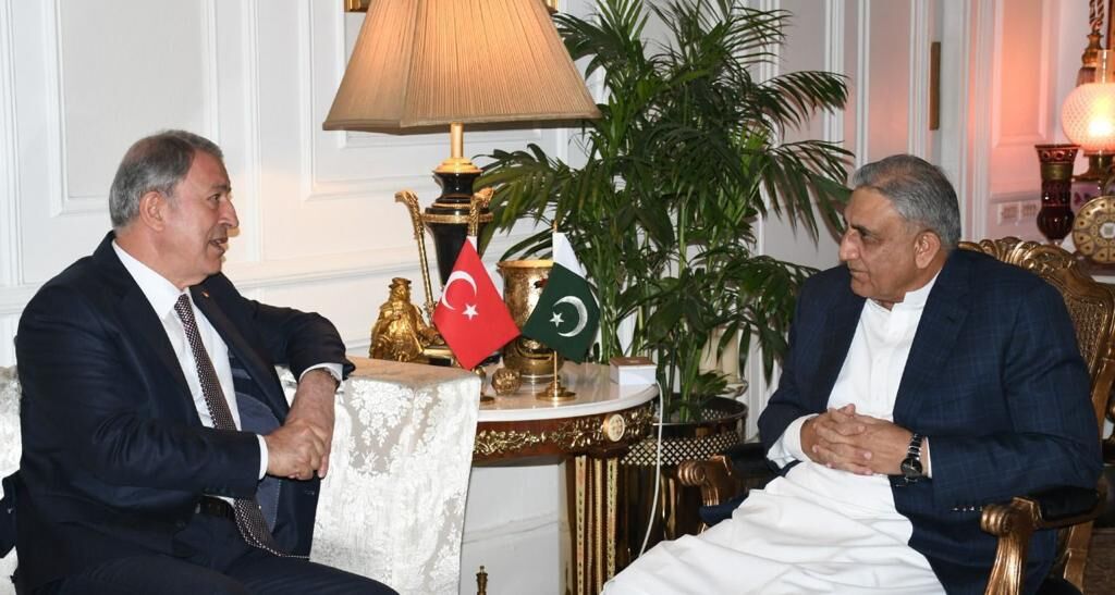 دیدار فرمانده ارتش پاکستان و وزیر دفاع ترکیه با محور همکاری‌های امنیتی