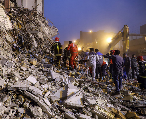 انتقال ۳۳ مصدوم حادثه ریزش ساختمان متروپل در آبادان به مراکز درمانی