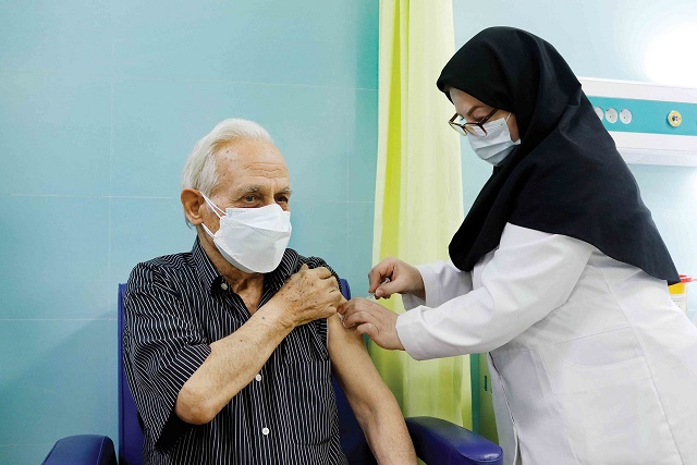 تداوم تزریق دز چهارم واکسن کرونا به افراد بالای 70 سال