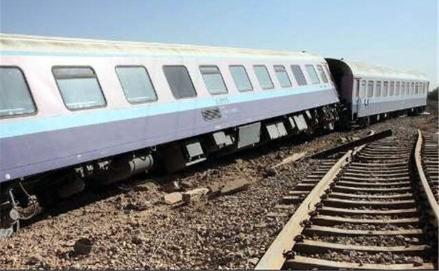 قطار مسافربری طبس - یزد از ریل خارج شد/ اعزام گروه های امدادی به محل حادثه