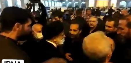 فیلم/دیدار صمیمانه نمازگزاران کرمانی با رئیس‌جمهور