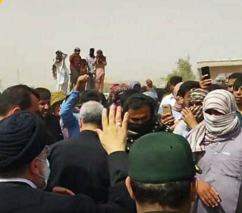 فیلم/ طوفان شن هم مانع از حضور رئیسی در جمع مردم روستای کروچان در جنوب کرمان نشد