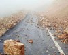 ریزش کوه و بهمن جاده های کردستان را بست