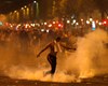 شلیک گاز اشک آور توسط پلیس به هواداران فرانسه